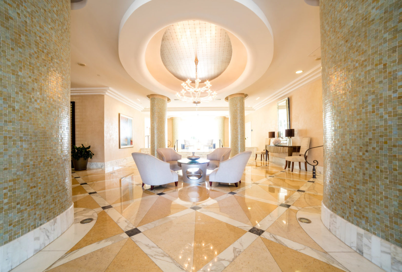 Living in front of a golf course in Miami Beach